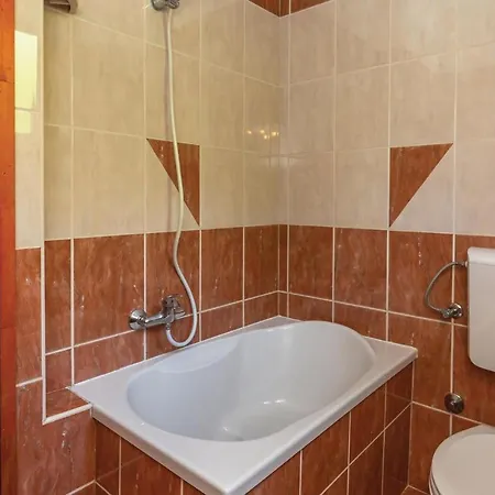 2 Bedroom Pet Friendly In Apartment *
